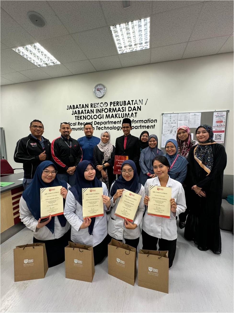 Momen Penutupan dan Penyerahan Cinderamata Magang HSAAS UPM