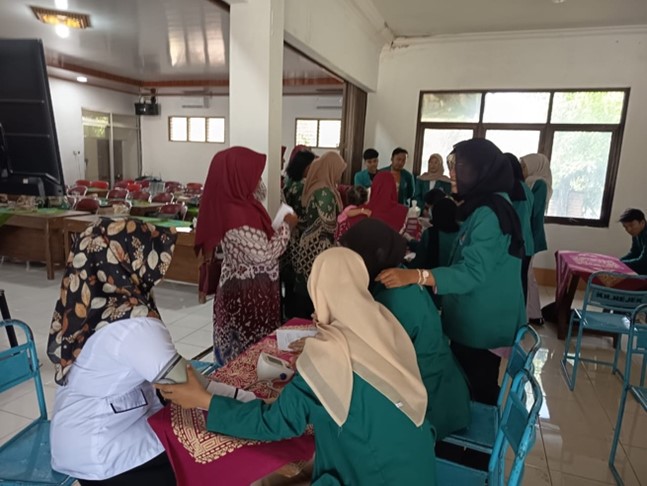Proses pemeriksaan kesehatan dalam kegiatan Pos Cantik