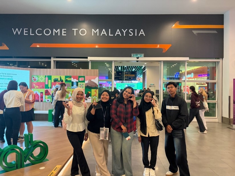 Mahasiswa Farmasi Poltekkes BSI dalam kegiatan internship di rumah sakit Malaysia