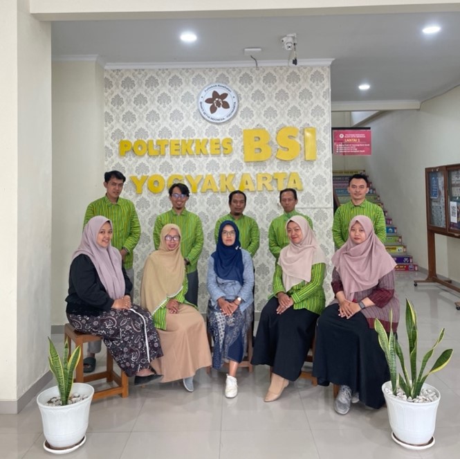 Suasana kebersamaan di kampus Poltekkes BSI