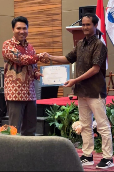 Penyerahan penghargaan kepada dosen Poltekkes BSI