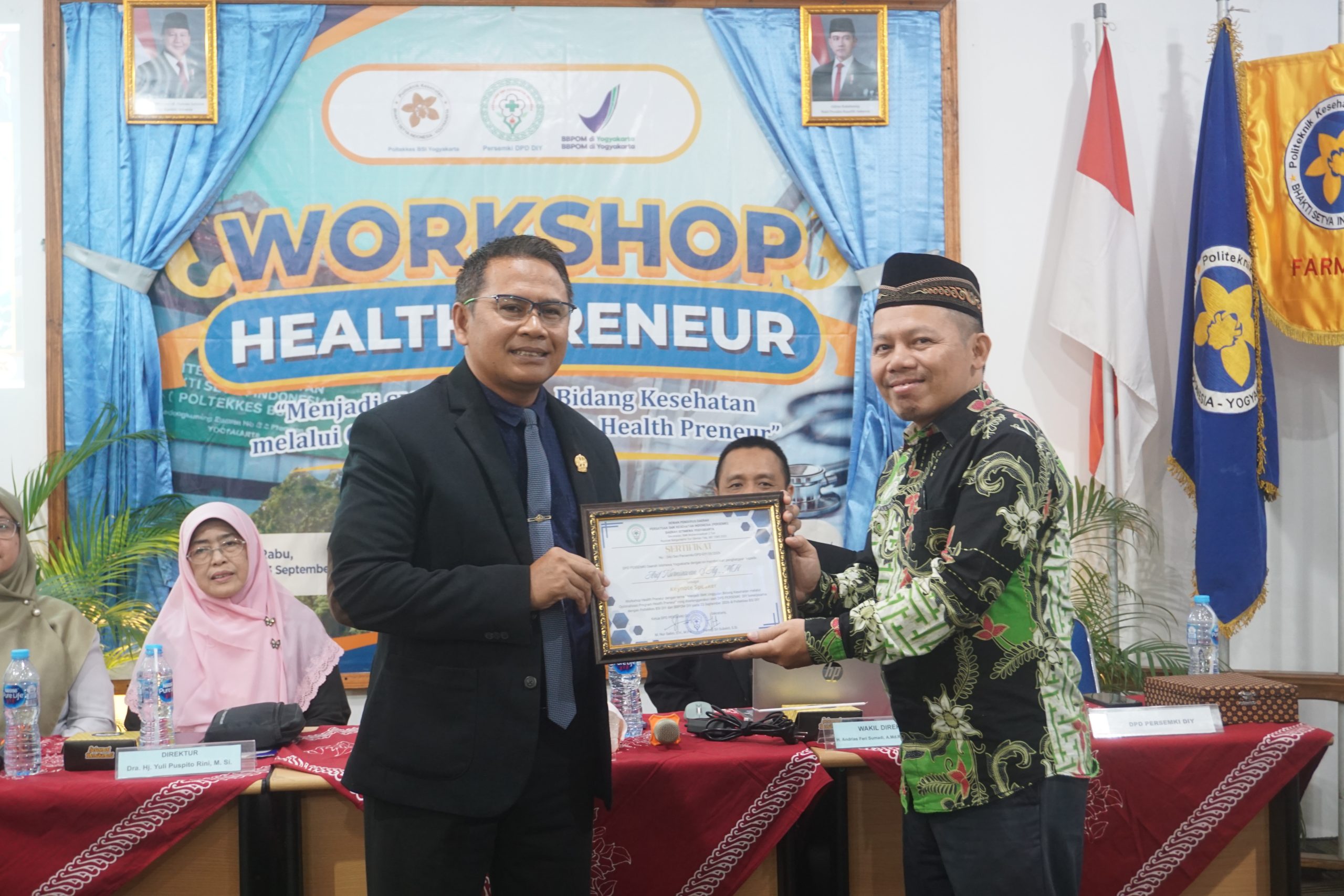 Penyerahan Simbolis dalam Workshop Health Preneur Poltekkes BSI