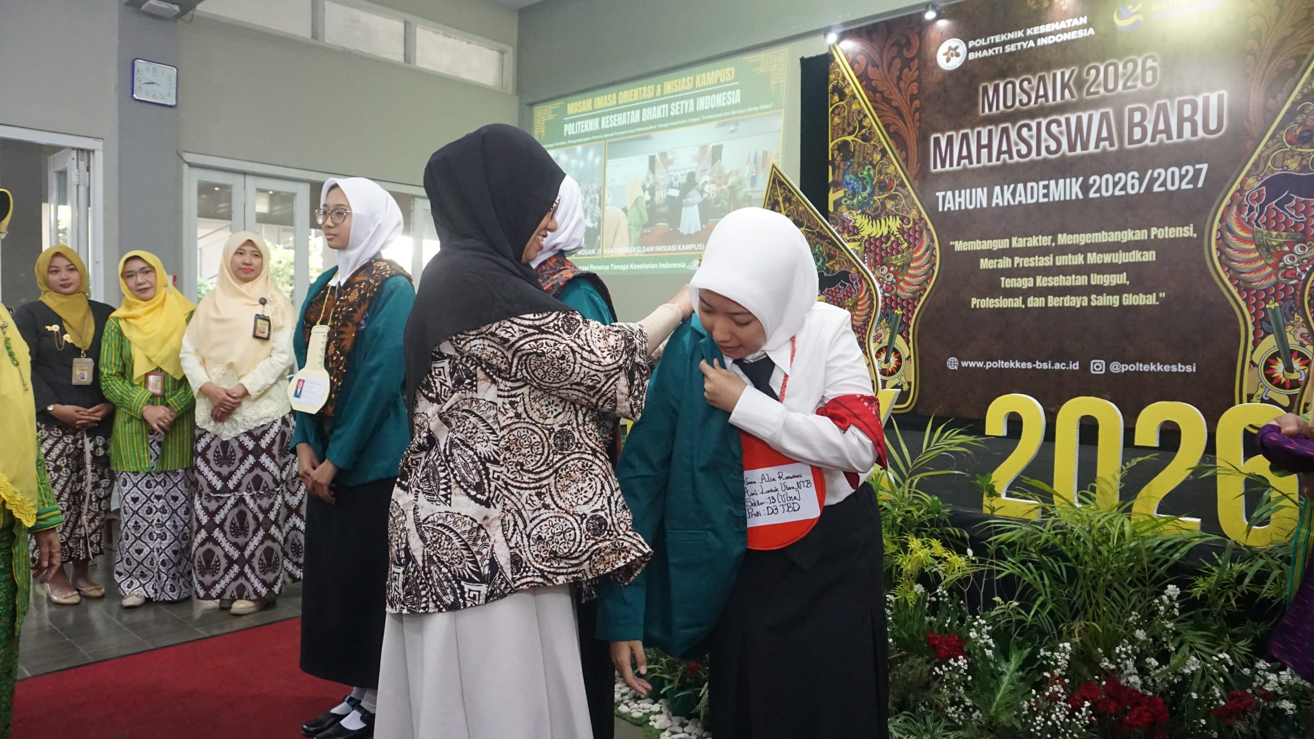 Penyematan Jas Almamater Mahasiswa Baru Poltekkes BSI